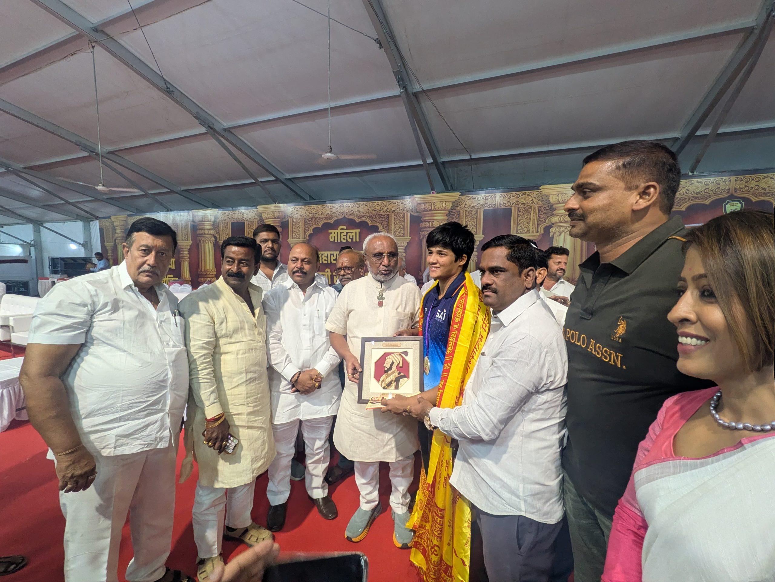 डबल महाराष्ट्र केसरी होण्याचा मान मिळवणाऱ्या अमृता पुजारीचां अन्नछत्र मंडळाचे संस्थापक जनमेजयराजे भोसलेच्यां हस्ते सत्कार
