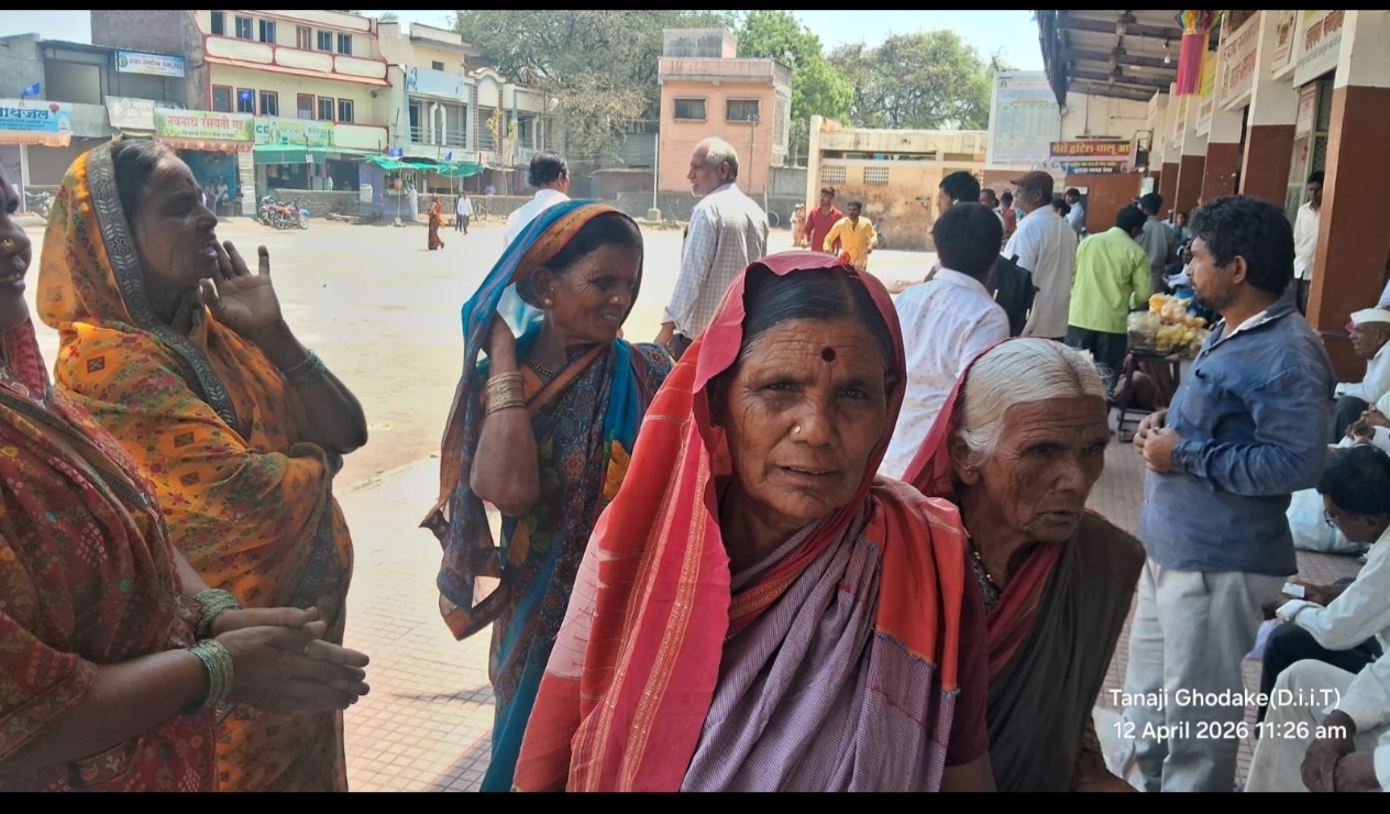 परंडा एस.टी. आगारात सवलत कार्ड वाटपात आनंदीआनंद; एजन्सी प्रतिनिधींच्या मनमानीमुळे ज्येष्ठ नागरिक अन् महिलांचे हाल