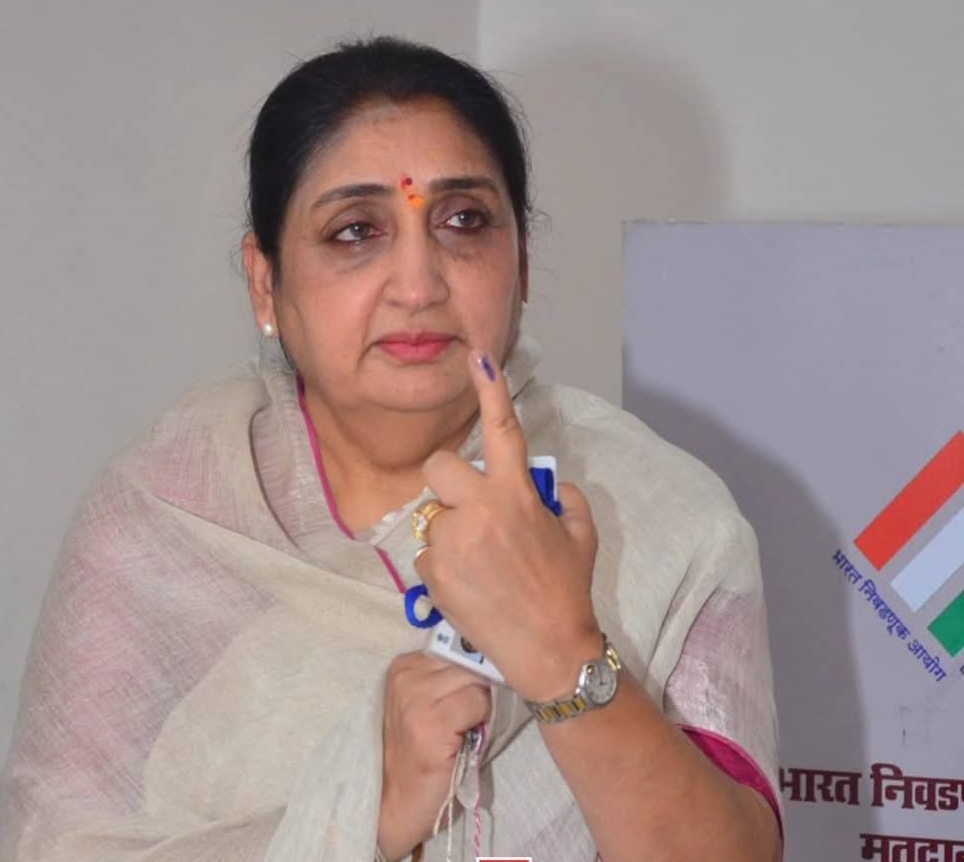 बारामती पोटनिवडणूकीत सुनेत्रा पवार आणि पार्थ पवारांनी बजावला मतदानाचा हक्क!