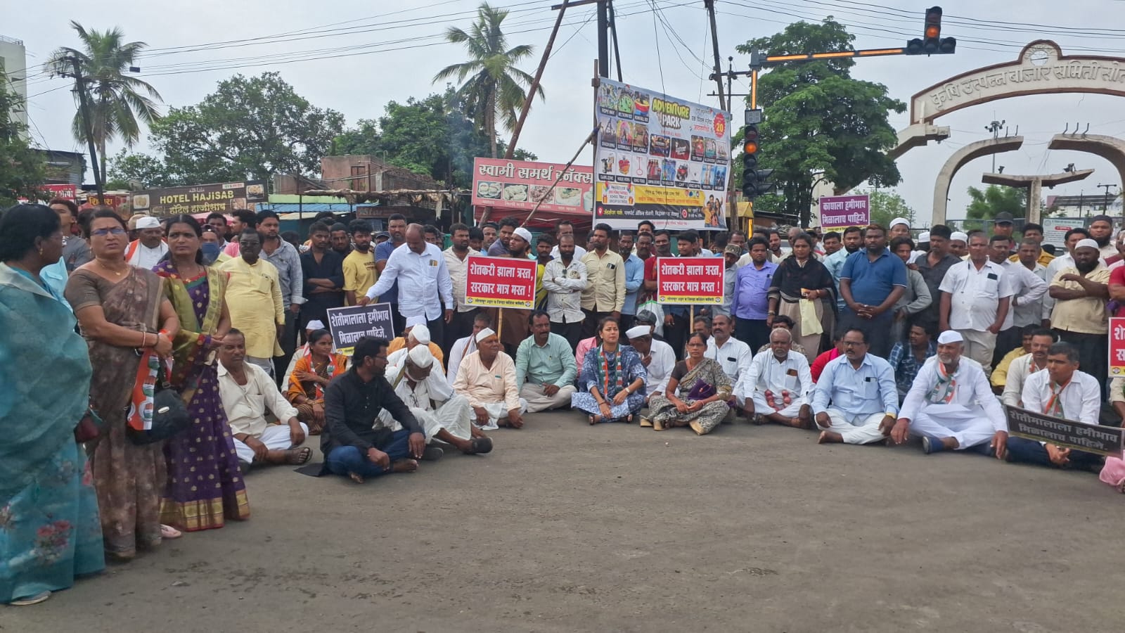 सोयाबीनला पीकविमा, कांद्याला हमीभाव द्या; डिझेल तुटवडा, खत-बियाणे व इंधन दरवाढ तात्काळ कमी करा — अन्यथा जनआक्रोश तीव्र करू : खासदार प्रणिती शिंदे