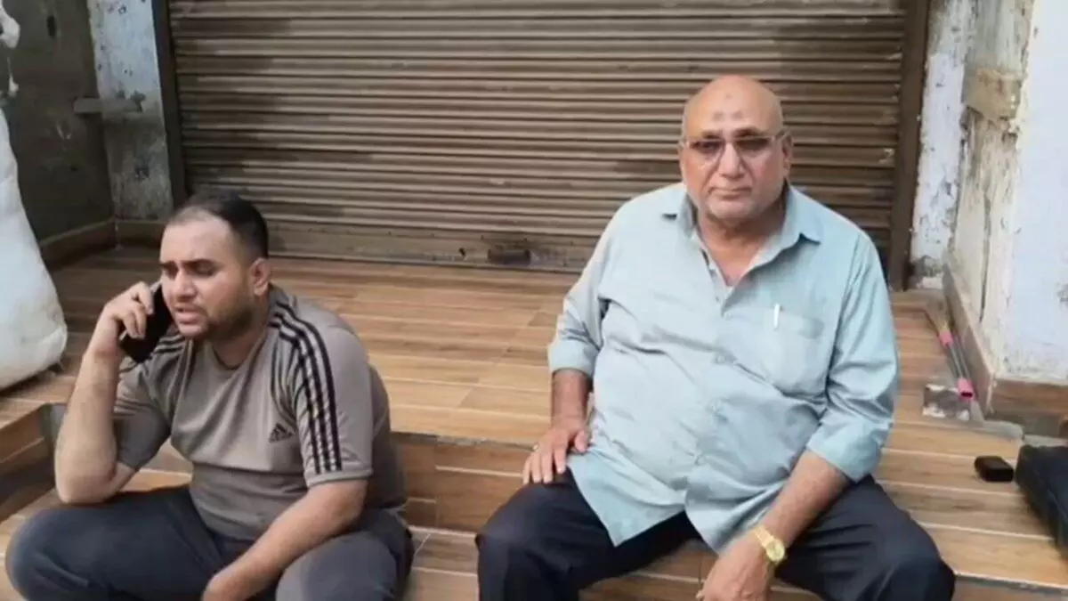 दिल्लीत हॉटेलला भीषण आग, व्यापाऱ्याने दोन लाखांचे नुकसान सोसत वाचवले अनेकांचे जीव