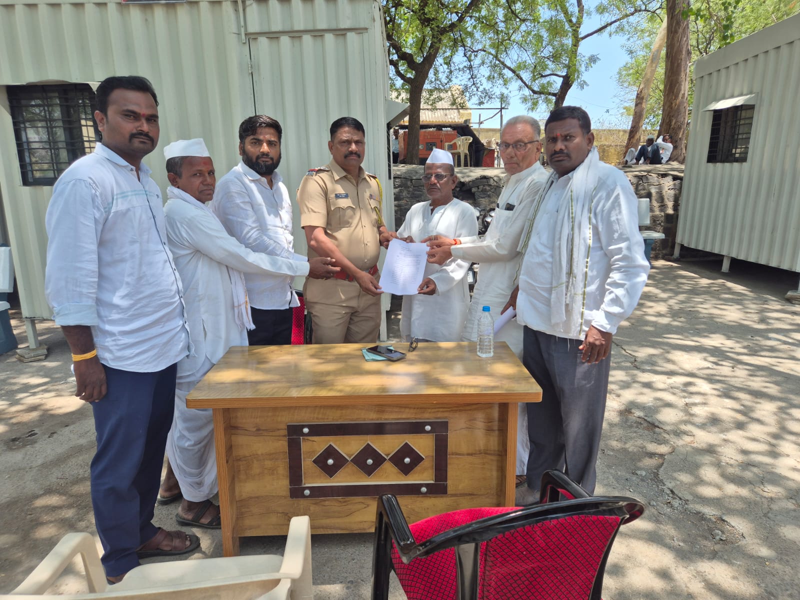 दुधनी मार्केट कमिटीत पुतळा-मंदिर बांधकामावरुन तक्रार