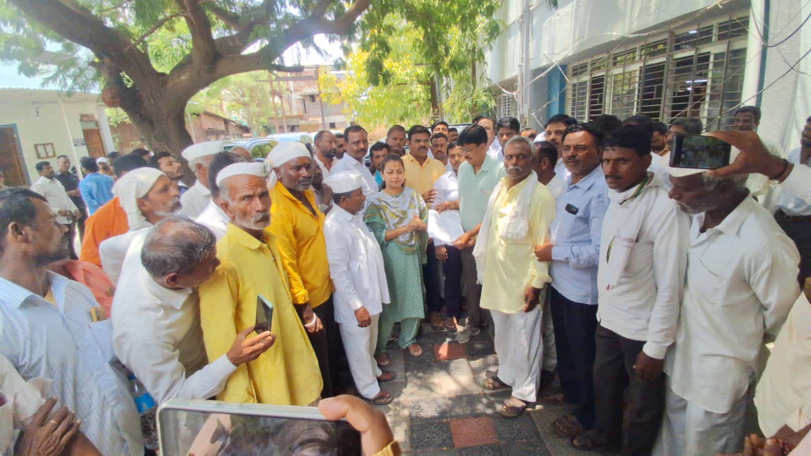 फडणवीस सरकार शेतकऱ्यांचा अंत पाहू नका: खासदार प्रणिती शिंदे