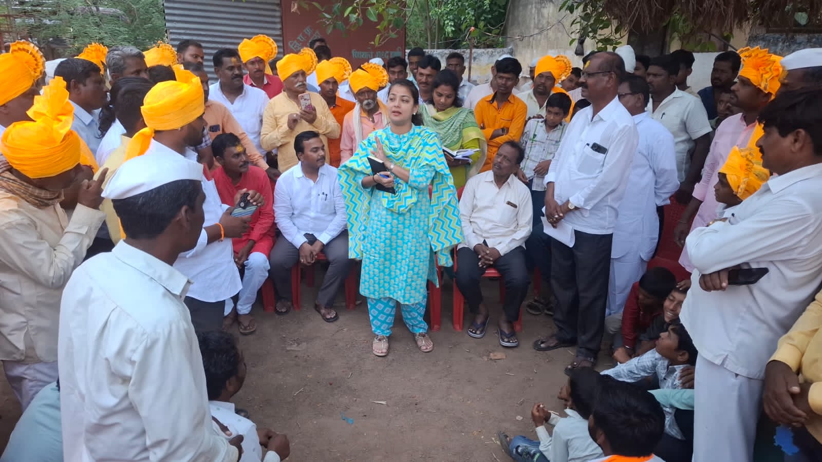 खासदार प्रणिती शिंदे यांचा अक्कलकोट तालुक्यातील शावळ आणि आंदेवाडी गावभेट दौरा