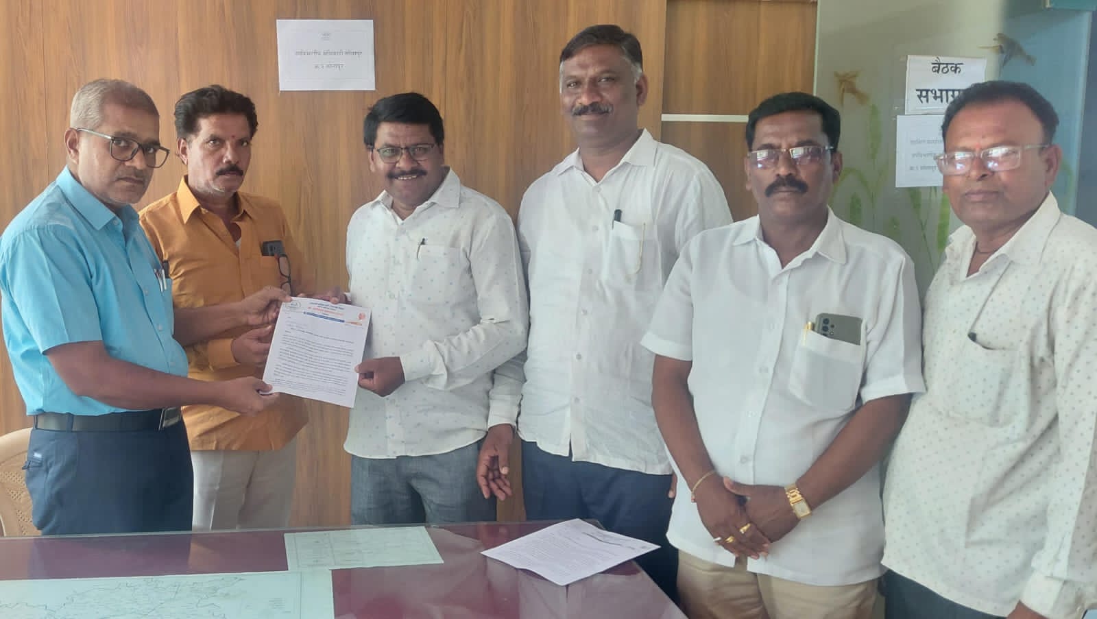 सोलापुरात राष्ट्रवादी काँग्रेस (शरद पवार) दक्षिण तालुका पक्षाच्यावतीने शेतकऱ्यांसाठी सरसकट कर्ज माफी ची मागणी….!