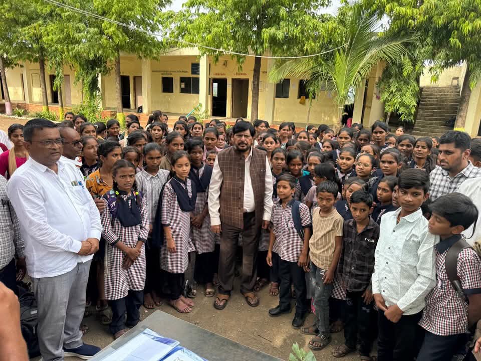 हिंगोली दौऱ्यादरम्यान केंद्रीय सामाजिक न्याय मंत्री रामदास आठवले यांनी साधला विद्यार्थ्याशीं संवाद