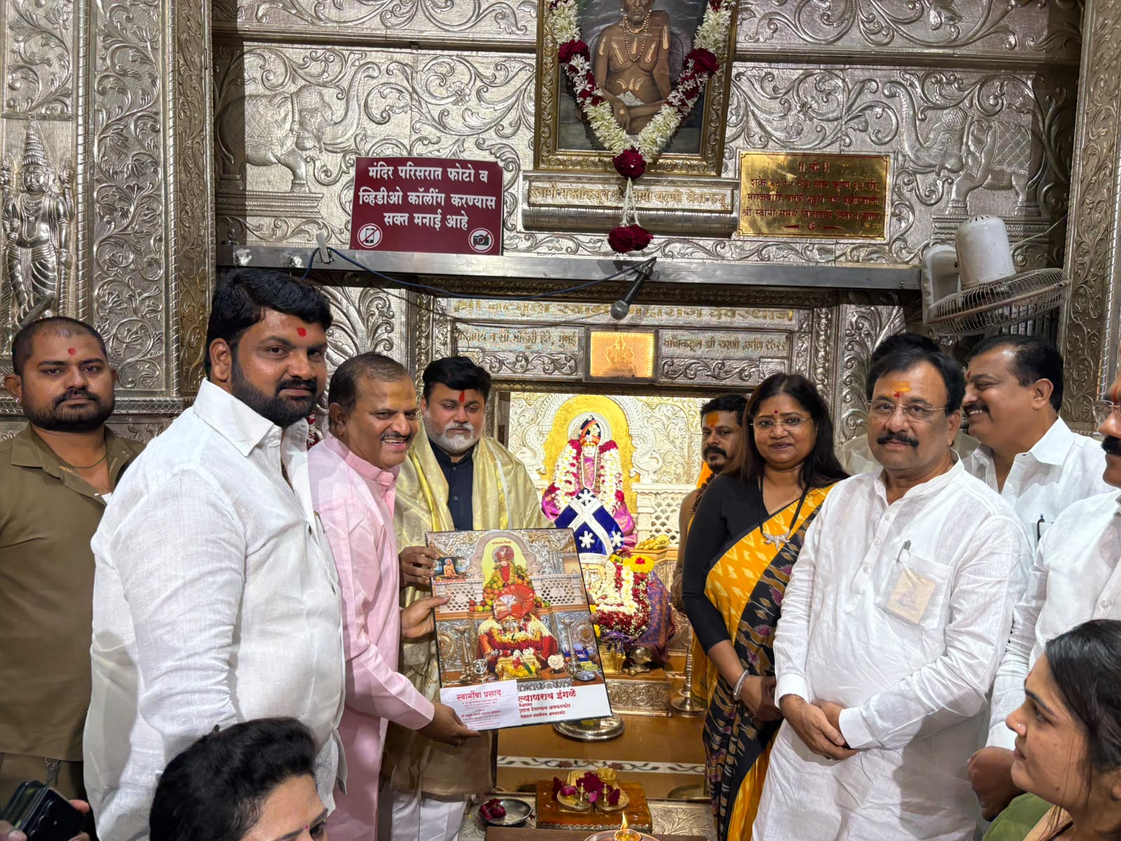 उद्योगमंत्री उदय सामंत यांनी घेतले श्री स्वामी समर्थांचे दर्शन.
