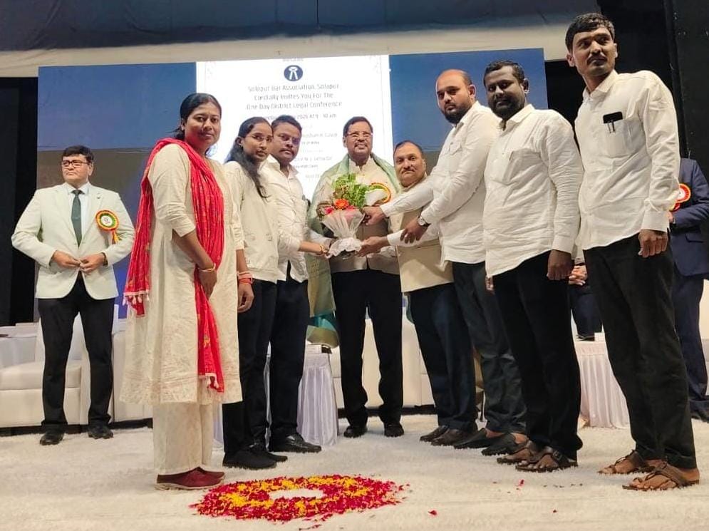 भारताचे माजी सरन्यायाधीश भूषण गवई यांचा करमाळा वकील संघटनेतर्फे गौरवपूर्ण सत्कार