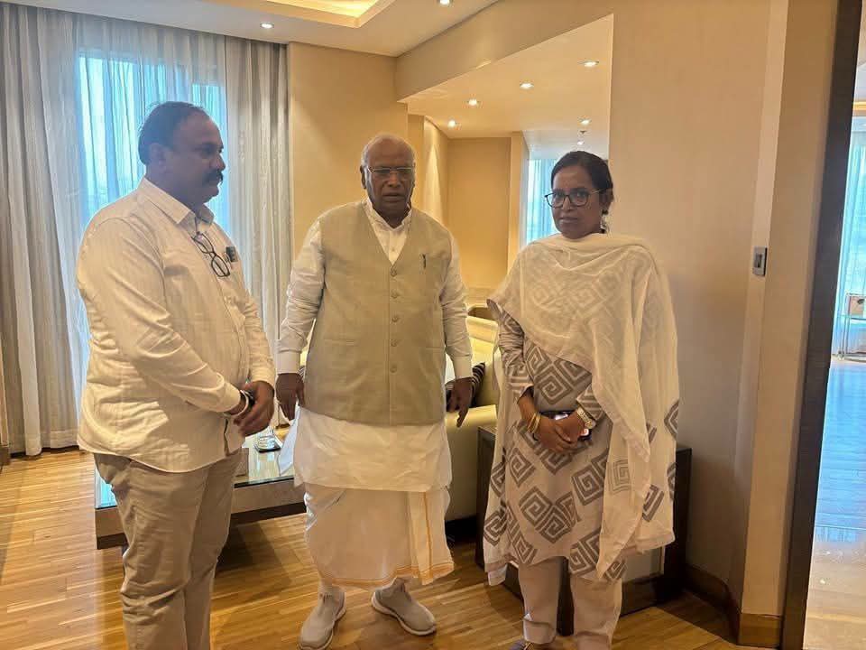 अखिल भारतीय काँग्रेस कमेटी चे अध्यक्ष  मल्लिकार्जुन खरगे नी जाहीर सभा घेतलेल्या जागेचे शुद्धीकरण करणाऱ्या मनुवादी नालायकांवर कारवाई करा – मुंबई काँग्रेस अध्यक्षा व खासदार प्रा. वर्षा गायकवाड
