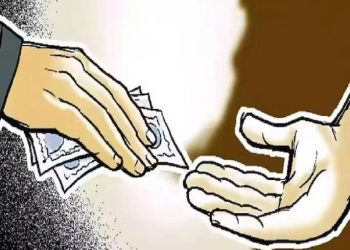 अकलुज येथे दहा लाख घेताना पोलीस हवालदारासह खाजगी इसमाला बेड्या