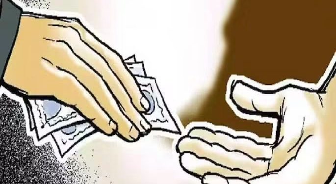 अकलुज येथे दहा लाख घेताना पोलीस हवालदारासह खाजगी इसमाला बेड्या