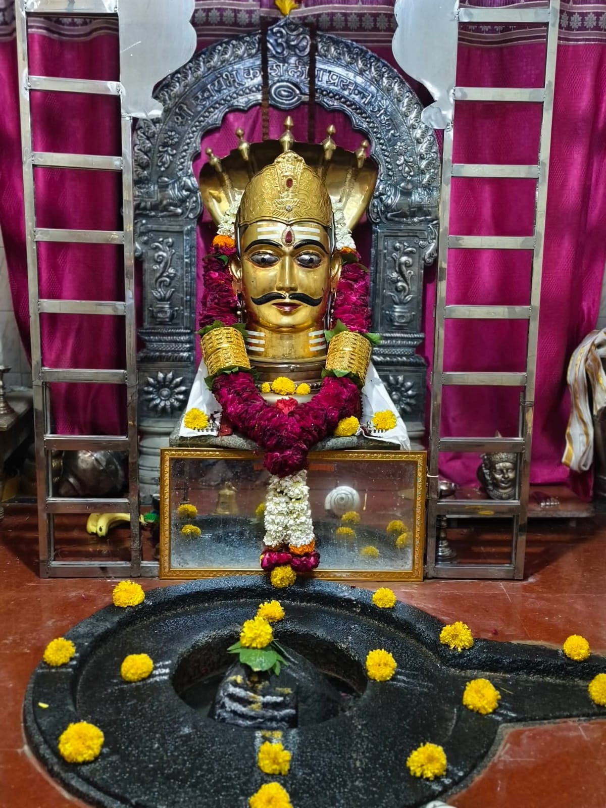 दुसऱ्या श्रावण सोमवारी जेऊरच्या काशीविश्वेश्वर मंदिरात भाविकांची गर्दी