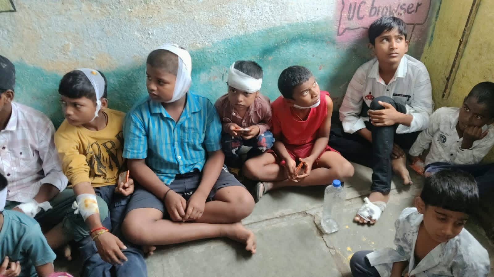अक्कलकोट तालुक्यातील बबलाद येथील जिल्हा परिषद कन्नड शाळेची इमारत अचानक पडल्याने विद्यार्थी तसेच शिक्षक जखमी
