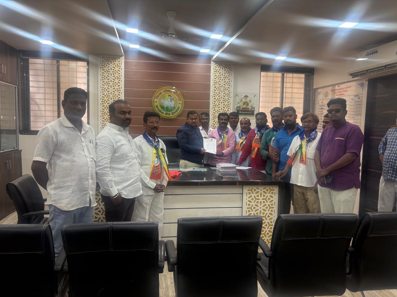 वंचित बहुजन आघाडी सोलापूर जिल्ह्याच्या वतीने जि.प.मुख्यकार्यकारी अधिकारी , प्राथमिक शिक्षण अधिकारी यांना निवेदन