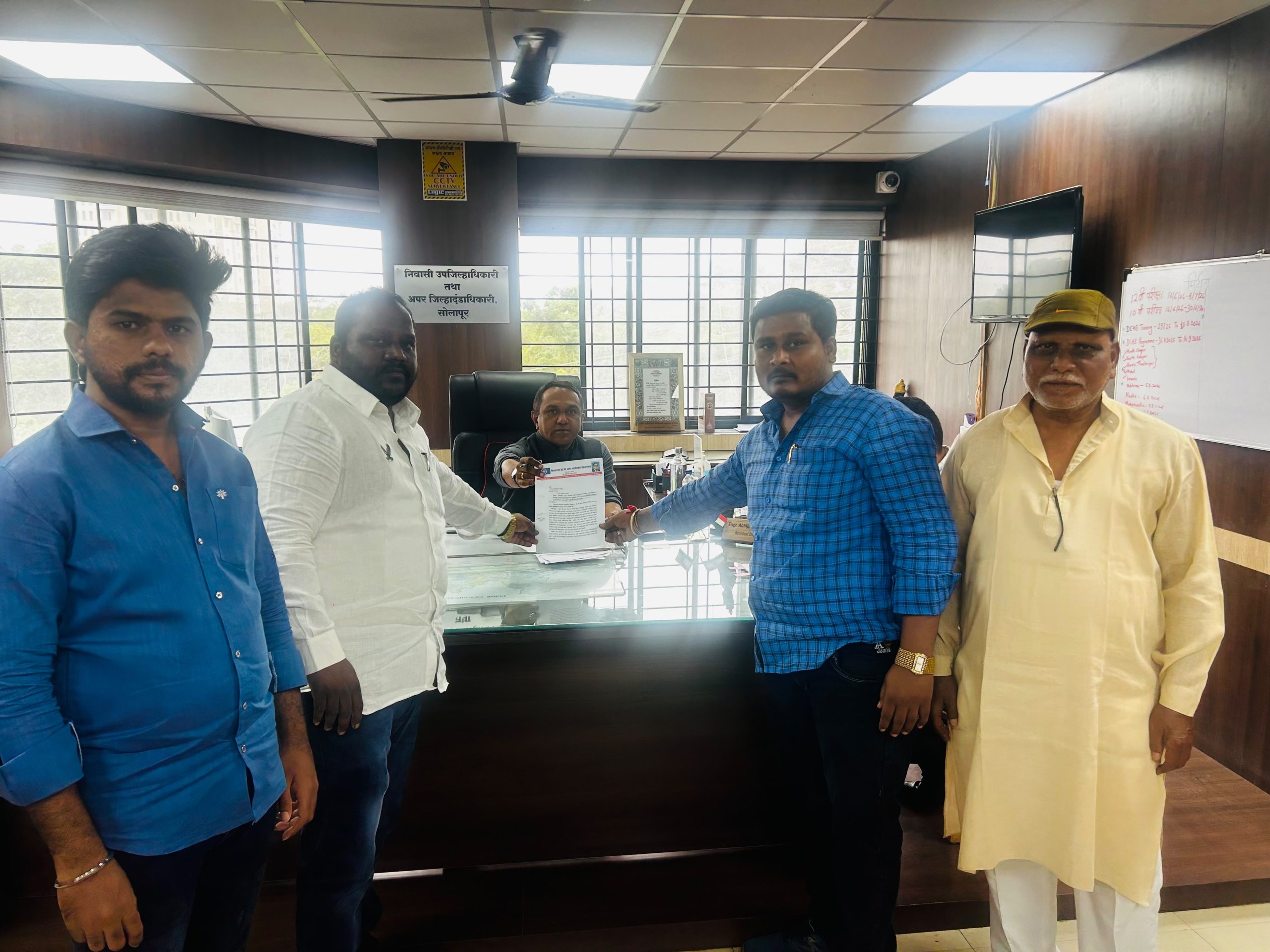 सोलापूर- पुणे- हैदराबाद नॅशनल हायवे लगत मार्केट यार्ड समोरील व आजूबाजूचे खड्डे बुजवून रस्ता सुस्थितीत करणेबाबत निवेदन