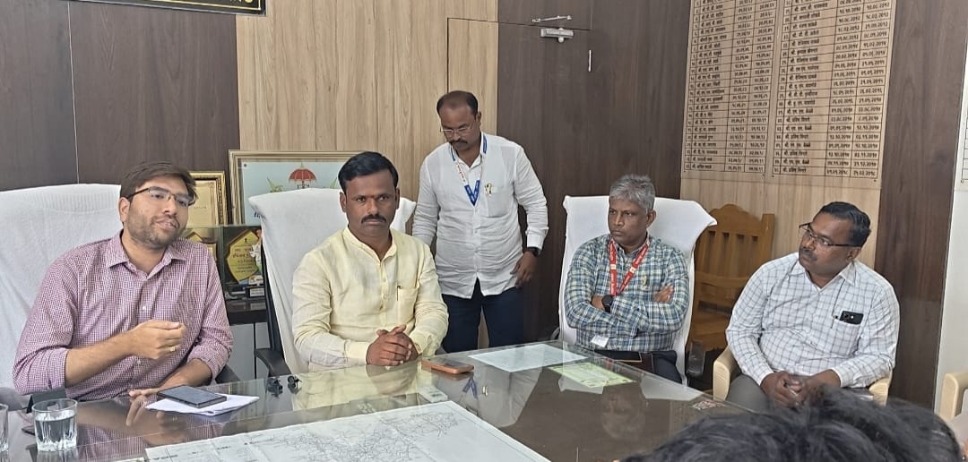 झोक्याची कोंडी निसटली अन् सिलिंगचे प्लास्टर अंगावर; बबलाद शाळेत १३ विद्यार्थी, दोन शिक्षक जखमी ,  मुख्यकार्यकारी अधिकारी कुशल जैन यांची माहिती