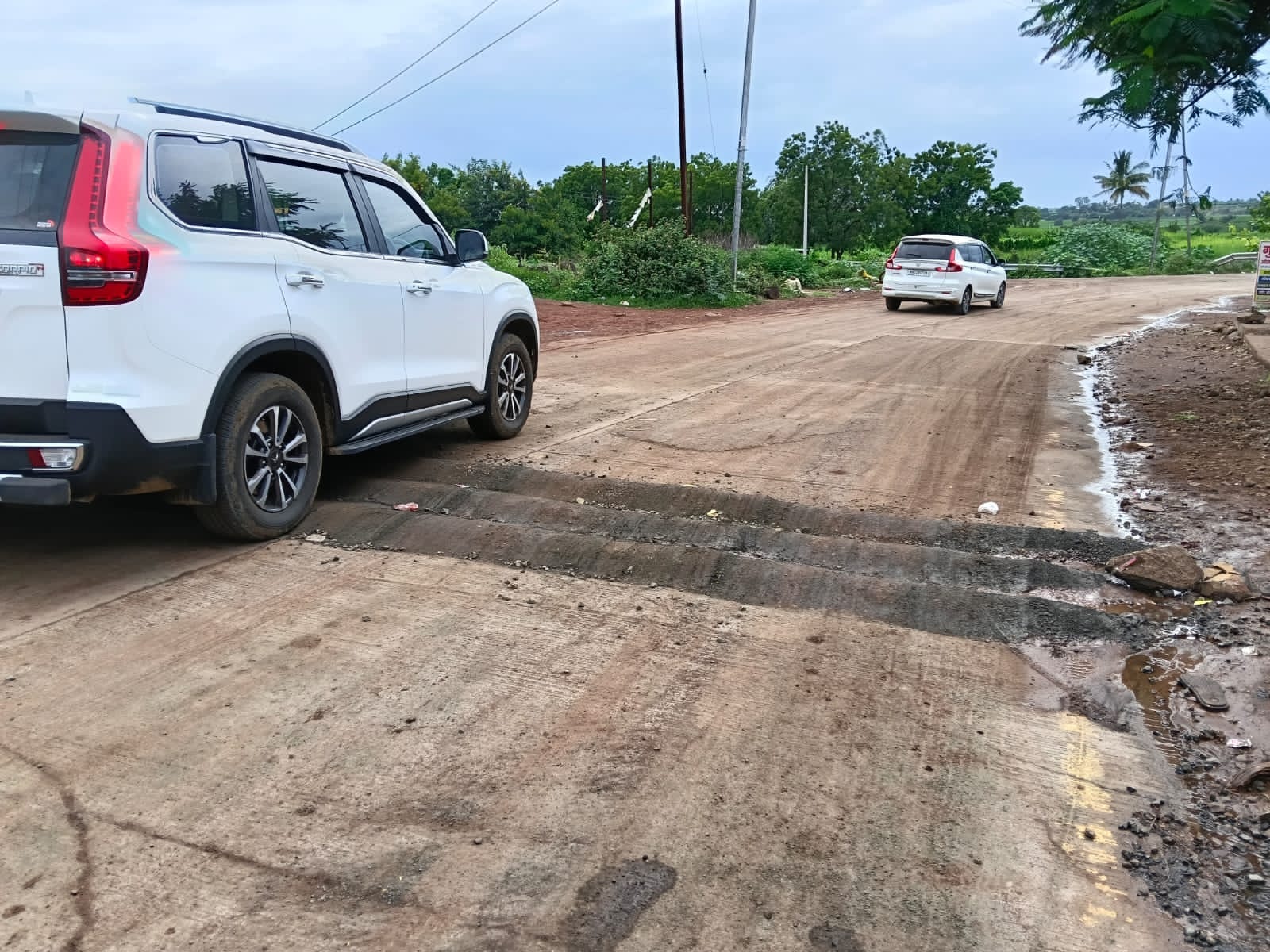 राजाभाऊ कदम यांच्या आंदोलनाच्या इशाऱ्याला अखेर यश गतिरोधक बनवले , सार्वजनिक बांधकाम खाते नरमले