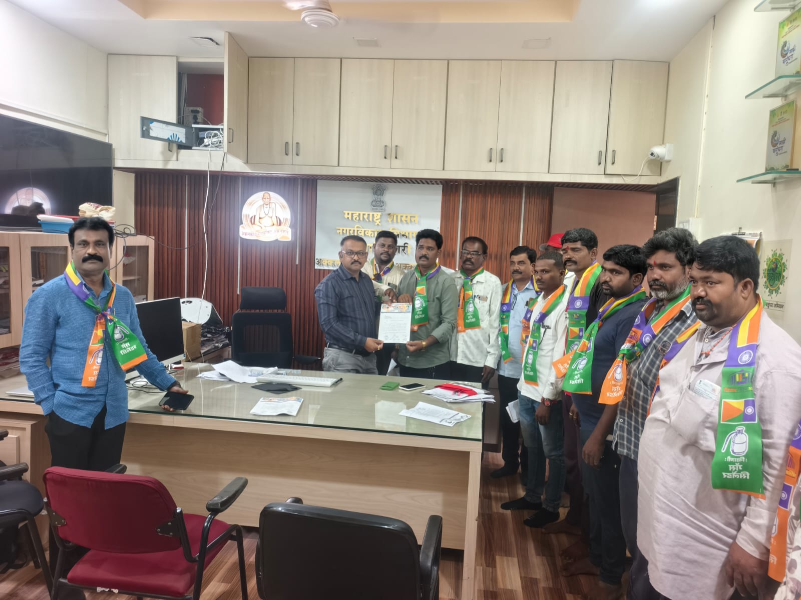 नगराध्यक्ष ,मुख्याधिकारी आणि पोलीस निरीक्षक यांना वंचित बहुजन आघाडी अक्कलकोटच्या वतीने निवेदन