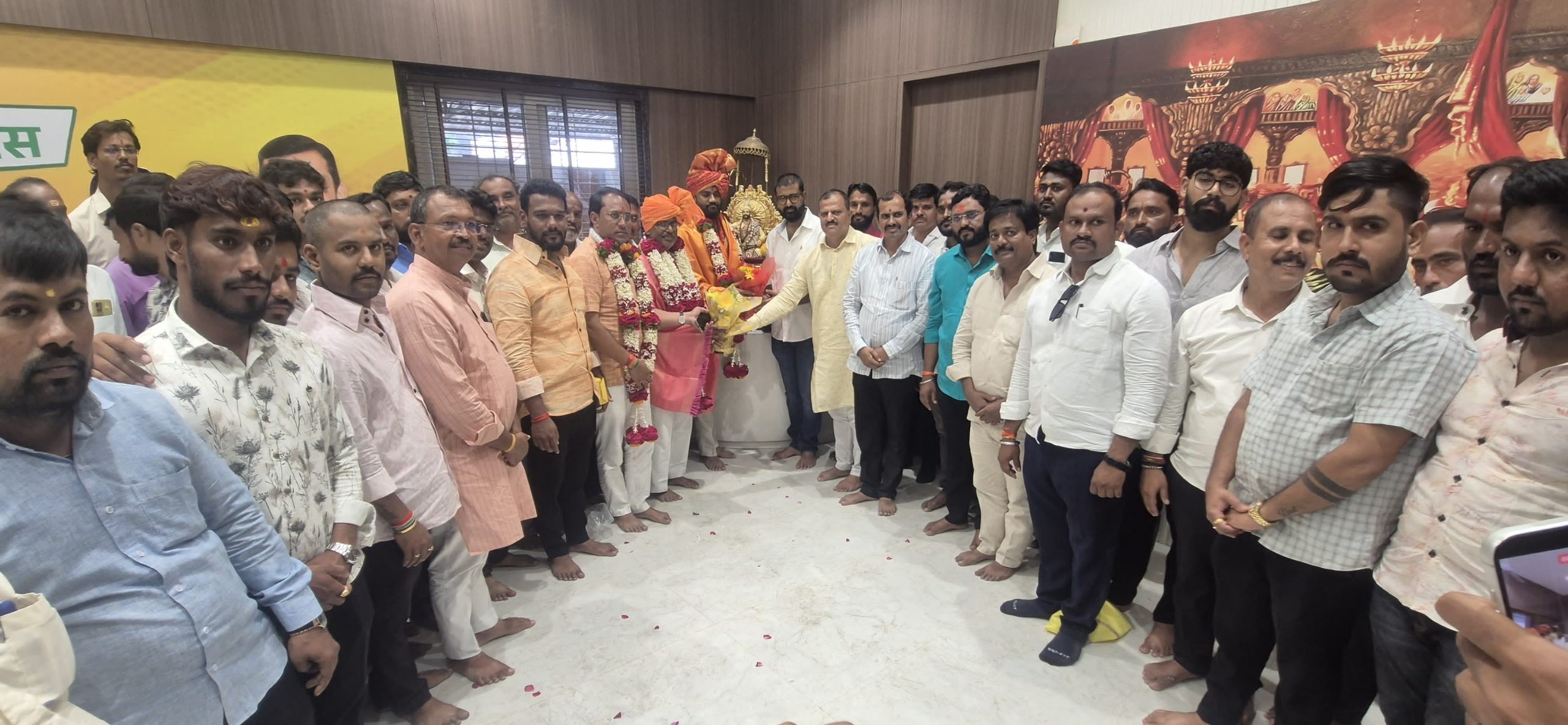 अक्कलकोट शहर व तालुका सकल मराठा समाजाच्या वतीने नगराध्यक्ष मिलन कल्याणशेट्टी यांचा सत्कार