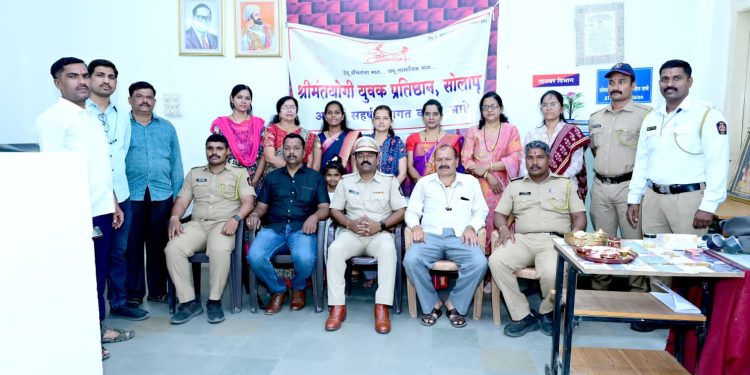 लोहमार्ग पोलिसांना राखी बांधत अनोख्या पद्धतीने रक्षाबंधन