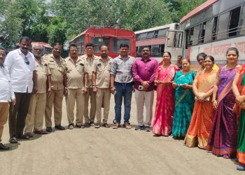 एसटी स्टँडवर आस्था रोटी बँकेच्या महिलांनी जपली माणुसकी; चालक-वाहक, हमाल व प्रवाशांना राखी बांधून केले औक्षण
