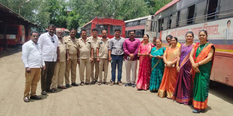 एसटी स्टँडवर आस्था रोटी बँकेच्या महिलांनी जपली माणुसकी; चालक-वाहक, हमाल व प्रवाशांना राखी बांधून केले औक्षण