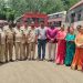 एसटी स्टँडवर आस्था रोटी बँकेच्या महिलांनी जपली माणुसकी; चालक-वाहक, हमाल व प्रवाशांना राखी बांधून केले औक्षण