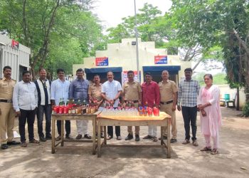 अक्कलकोट दक्षिण पोलिसांची अवैध दारूविक्रीविरुद्ध कारवाई; दोन गुन्हे दाखल