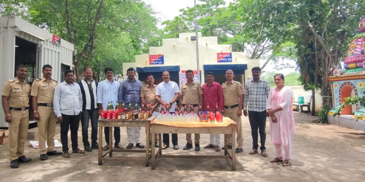अक्कलकोट दक्षिण पोलिसांची अवैध दारूविक्रीविरुद्ध कारवाई; दोन गुन्हे दाखल