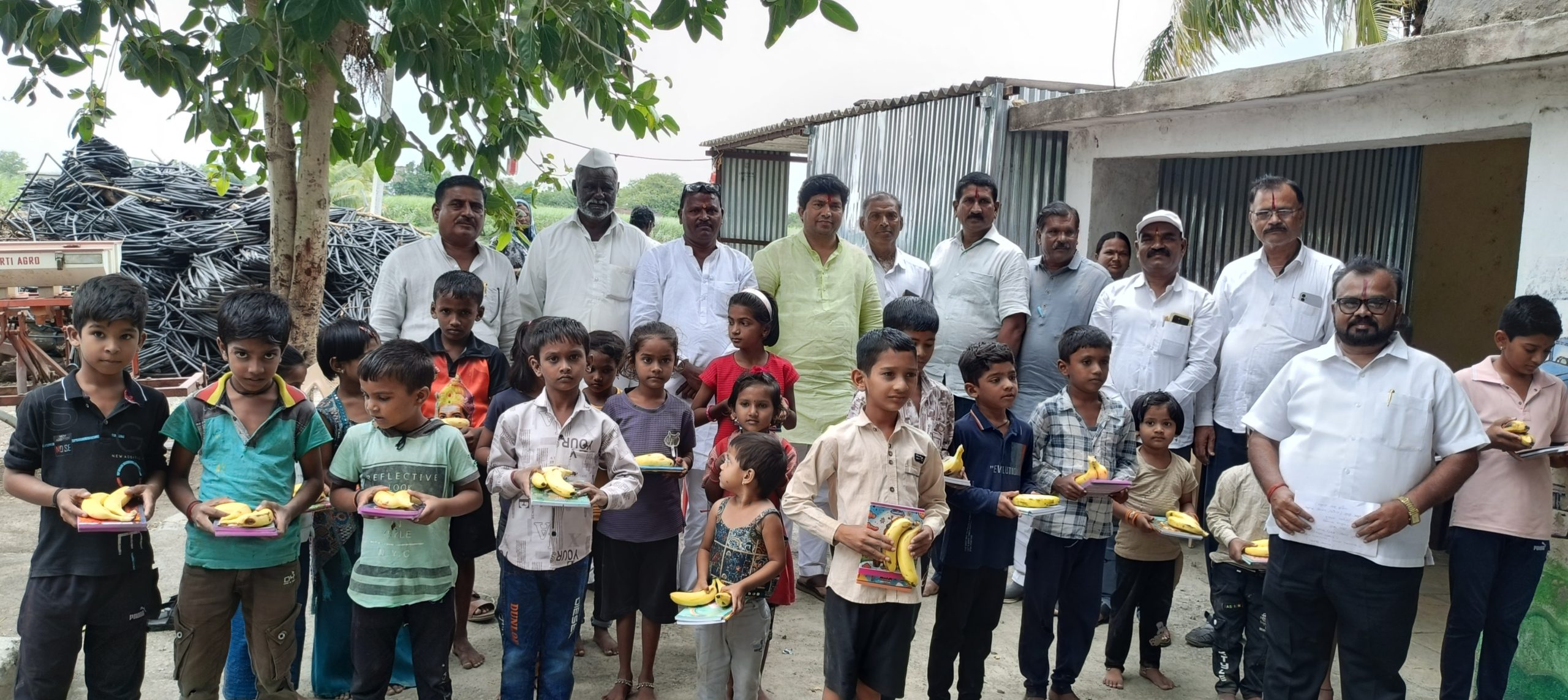 अक्कलकोट तालुक्यातील ममदाबाद येथील जिल्हा परिषद कन्नड शाळेत भारतीय लहुजी सेनेतर्फे शैक्षणिक साहित्य वाटप