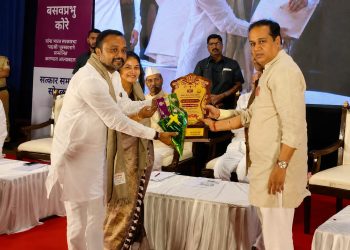 ज्येष्ठ नेते शरद पवार व डॉ. प्रभाकर कोरे यांच्या हस्ते दानशूर बसलिंगप्पा खेडगी यांचा गौरव