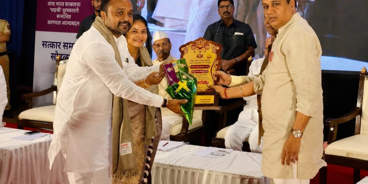 ज्येष्ठ नेते शरद पवार व डॉ. प्रभाकर कोरे यांच्या हस्ते दानशूर बसलिंगप्पा खेडगी यांचा गौरव